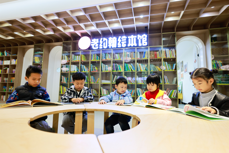 11月6日，孩子們圍在一起閱讀繪本。(3152226)-20221110115039_副本.jpg