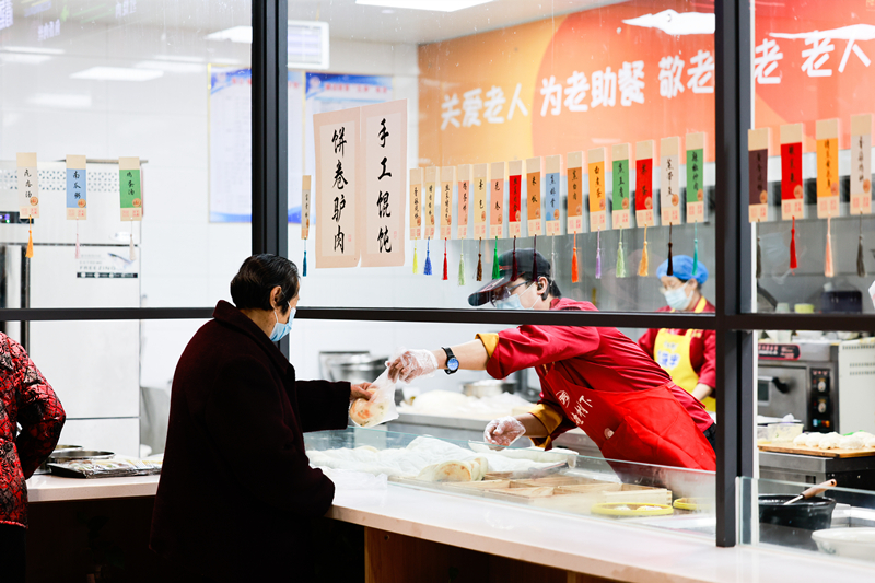 老年人在幸福食堂享用愛(ài)心午餐。(3152234)-20221110115050_副本.jpg